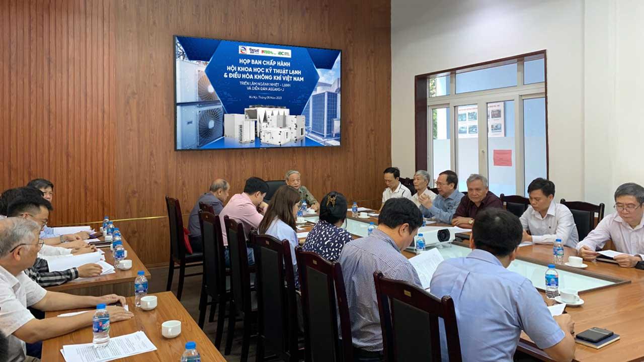 Hội Khoa học Kỹ thuật Lạnh và Điều hòa không khí Việt Nam (VISRAE) đã chủ trì cuộc họp ban chấp hành Hội cùng đại diện các hãng Daikin, LG, Fujitsu... và doanh nghiệp Việt uy tín như Polyco Group, VNCC, INTECH Group tháng 5 vừa qua